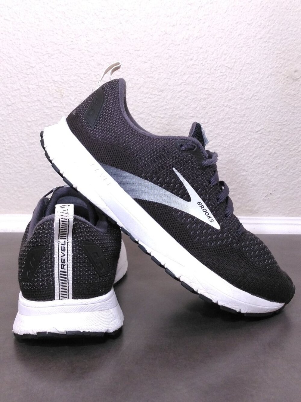 BROOKS Revel 4 Shoes Womens SIZE 8 BLACK White RUNNING CrossFit 1203371B063 GYM